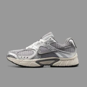 بهترین کتونی برای دویدن، انتخاب هوشمندانه برای افزایش سرعت و راحتی 5 نایکی V5 رانر طوسی | Nike V5 RNR Cement Grey