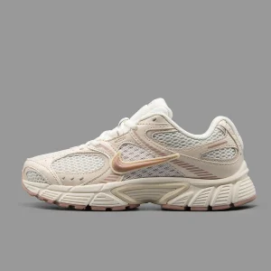 بهترین کتونی برای دویدن، انتخاب هوشمندانه برای افزایش سرعت و راحتی 2 نایکی V5 رانر کرم صورتی | Nike V5 RNR Cream Pink