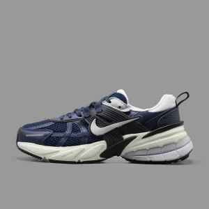 بهترین کتونی برای دویدن، انتخاب هوشمندانه برای افزایش سرعت و راحتی 5 نایکی وی تو کی سرمه ای سفید | Nike V2K Run Obsidian White