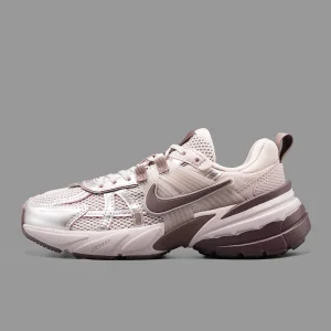 بهترین کتونی برای دویدن، انتخاب هوشمندانه برای افزایش سرعت و راحتی 3 نایکی وی تو کی صورتی نقره ای بادمجانی | Nike V2K Run Particle Rose Tattoo
